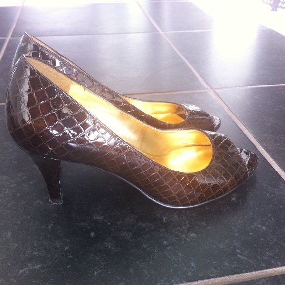 Enzo Angiolini dark brown patent croc peep toe heels - size 5 - Picture 5 of 7